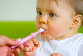 ما الذي يمكن للآباء فعله مع بزوغ الأسنان الأولى للطفل؟
